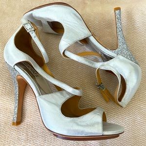 Badgely Mischka super fun silver sparkles heels 8.5